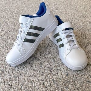Adidas boys sz 2 lace free